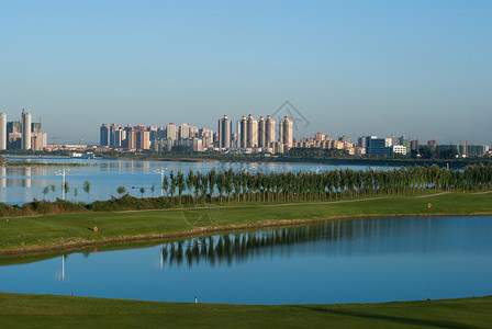 河边建筑城市高尔夫球手高清图片