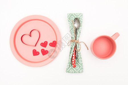 深粉色的彩带刀叉餐盘创意摄影背景