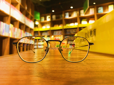 木书柜透过眼镜看书店背景