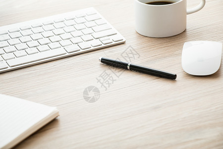 简约键盘商务办公桌文具创意组合桌面背景