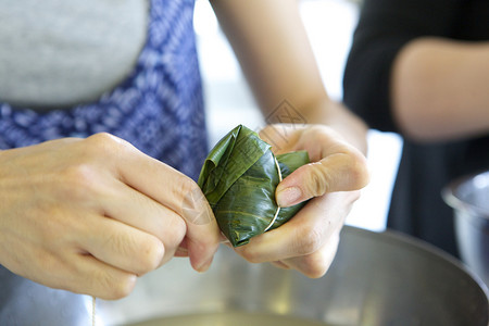 喜庆端午节包粽子粽香四溢高清图片