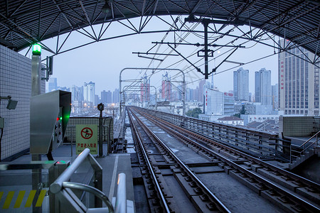 清晨地铁轨道城市风景高清图片