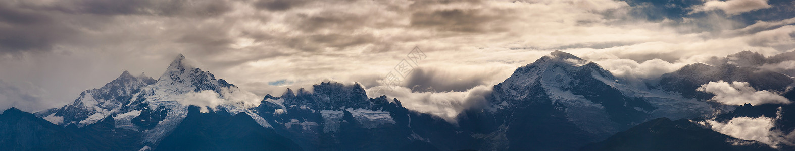 磅礴梅里雪山三峰背景