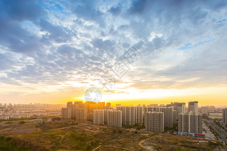 未开发地皮日落的居民区背景