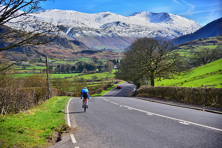 英国苏格兰高地雪山公路自行车背景图片