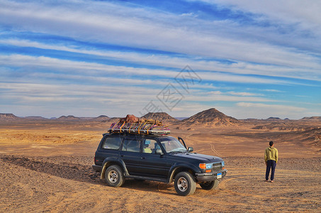 吉普芬埃及黑沙漠导游和他的吉普背景