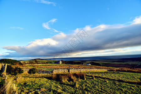苏格兰高地草地白云背景图片