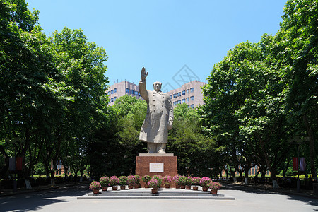 大学校园里的雕像背景图片