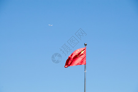 蓝天下的飞机蓝天下的国旗背景