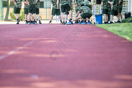 部队教育校园操场上运动的人背景