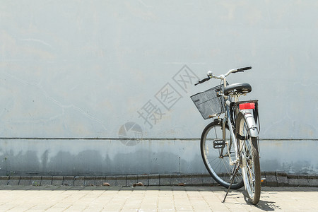 废弃车校园里的自行车背景