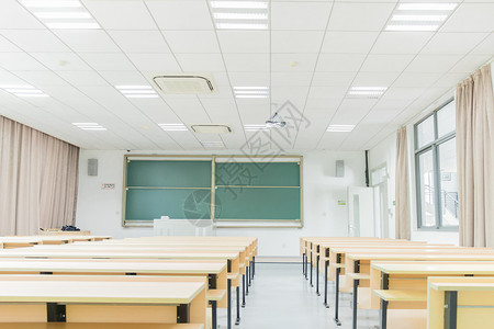 黑板桌子明亮的校园教室背景