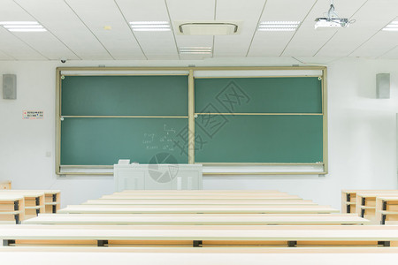 没擦干净的黑板明亮的校园教室背景