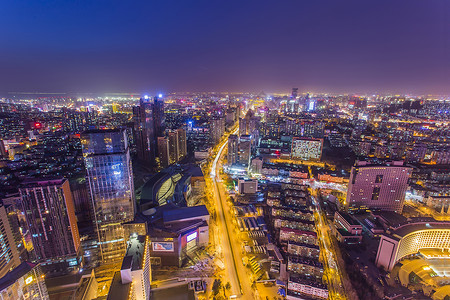 照亮附近繁华的城市夜景背景