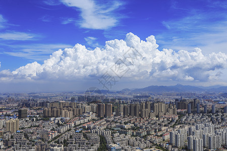 蓝天白云下的市区高清图片