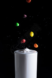 落入牛奶的彩虹糖背景图片