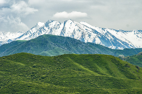 雪山草地远方图片