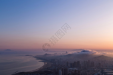 人造光海边城市日落背景