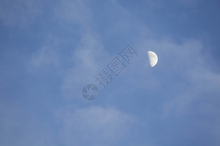 月亮与云层背景图片