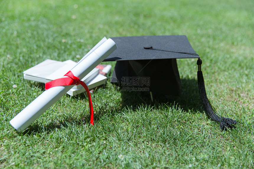 大学草地上的书本证书学士帽