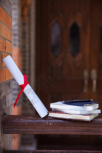 竖版加盟授权证书设计校园毕业季教室栏杆上书本素材背景