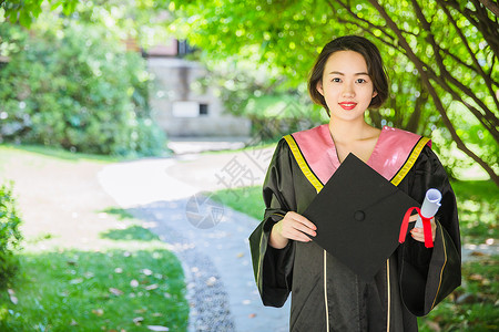 毕业校园树林穿学士服的女学生图片