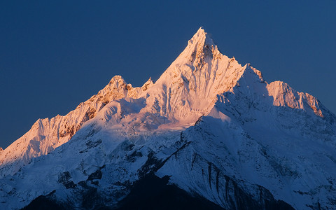 山顶的雪日照金山背景