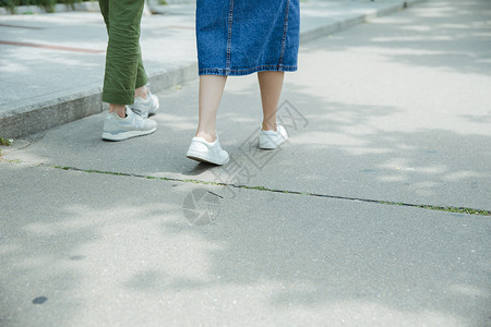 在路上青春男女大学生走在路上脚部特写背景
