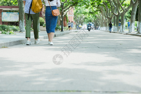 男女大学生走在路上脚部特写高清图片