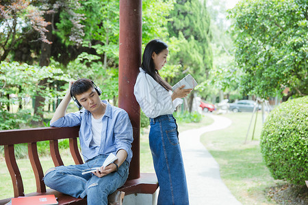 大学安静男女生在凉亭看书高清图片