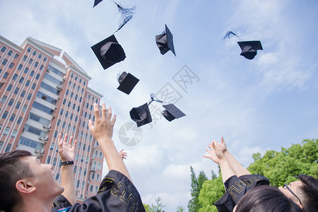 毕业季青春大学生们扔学士帽图片