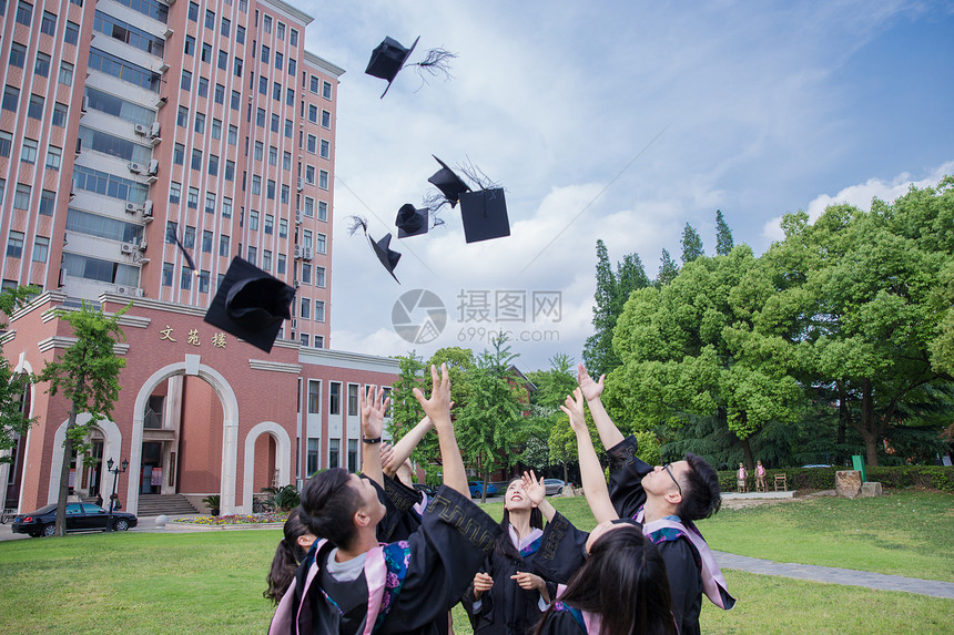 毕业季青春大学生们扔学士帽图片