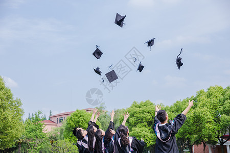 年轻人草地毕业季青春大学生们扔学士帽背景