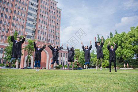 跳跃学士服男孩毕业季青春活力大学生们在跳跃背景