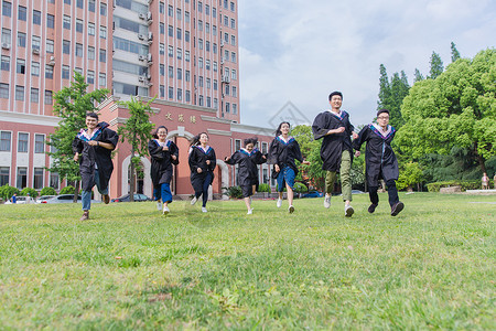 毕业季穿学士服的学生在奔跑高清图片