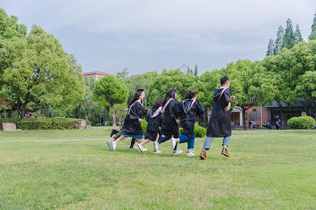 毕业季穿学士服的学生在奔跑高清图片