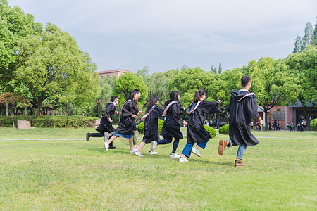 毕业季穿学士服的毕业大学生图片毕业季穿学士服的学生在奔跑背景