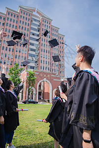 毕业季青春大学生们扔学士帽图片