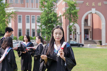 女孩手拿毕业证毕业季手拿毕业证的大学生背景