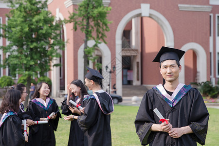 毕业季手拿毕业证的大学生高清图片