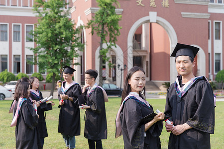 毕业季手拿毕业证的大学生背景图片