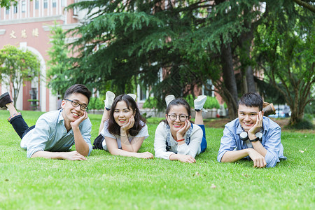 青春大学生们躺在草地上休息图片