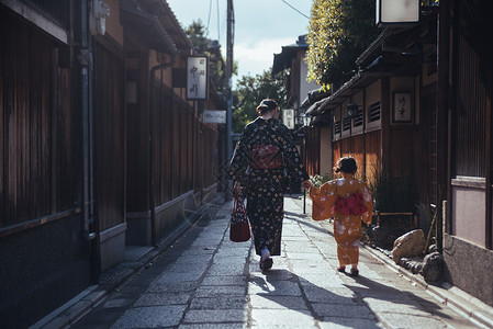 碎花布纹穿和服的母女背景