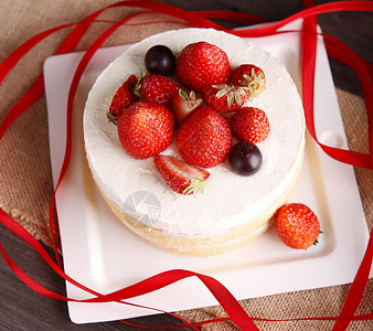 一个完整的双层奶油草莓裸蛋糕高清图片