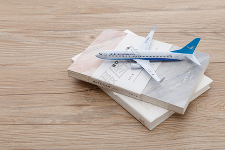 攻略计划飞机模型与书籍背景