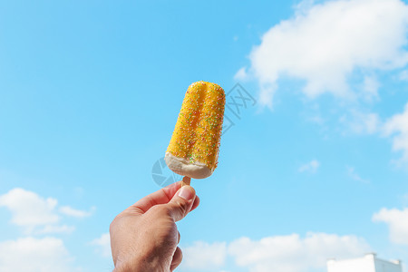 夏天雪糕冰淇淋手拿黄色雪糕背景