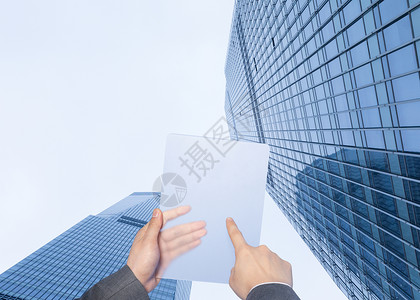 手举白纸商业城市共享经济设计图片