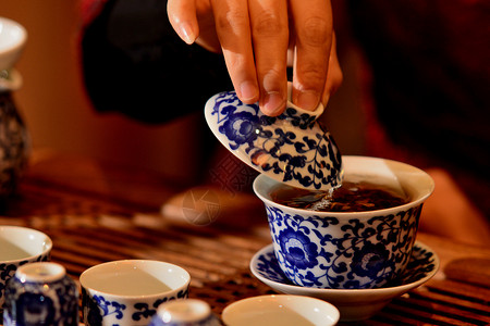 八宝盖碗茶手端着盖碗茶杯喝茶背景