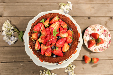 自然烘焙美味的草莓蛋糕背景