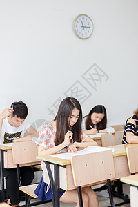 夏天室内学习考试中的学生背景